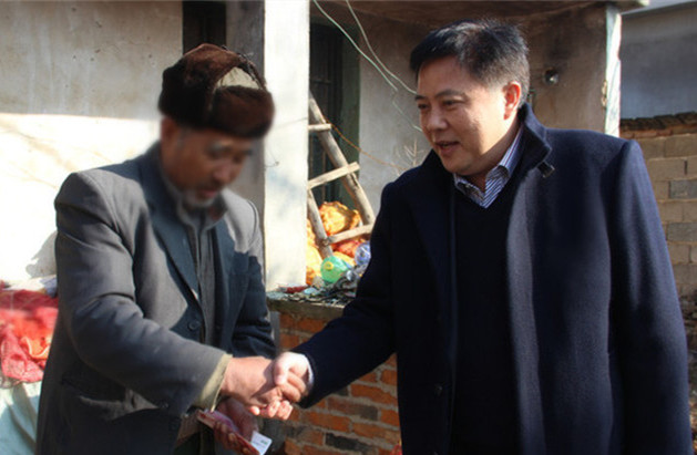 市中医医院院长韩兴贵鼓励老人增强生活信心.JPG 市中医医院院长韩兴贵鼓励老人增强生活信心.JPG