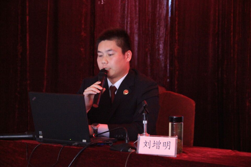 刘增明副主任做题为《远离职务犯罪 无愧白衣天使》的预防讲座.jpg 刘增明副主任做题为《远离职务犯罪 无愧白衣天使》的预防讲座.jpg